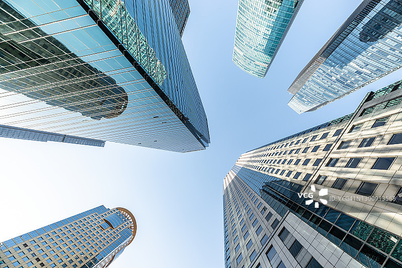 中国上海陆家嘴地标建筑的低角度景观图片素材