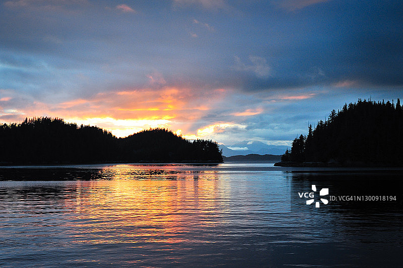 加拿大不列颠哥伦比亚省沿海岛屿日落图片素材