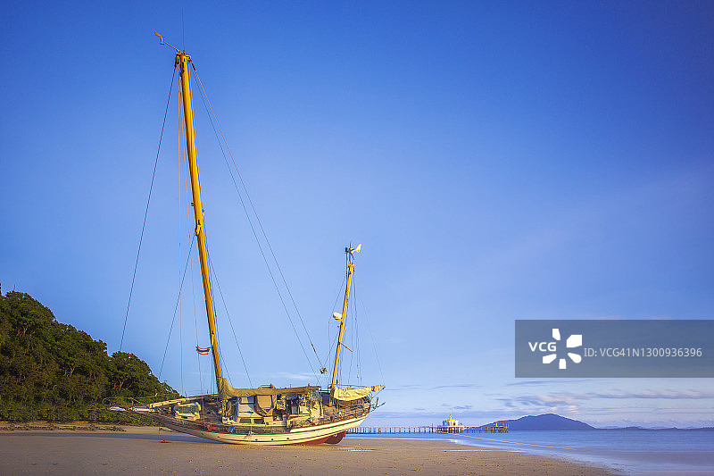 泰国拉廊府帕ayam岛的船只海景图片素材