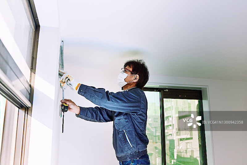 在家装房子的年长男人图片素材