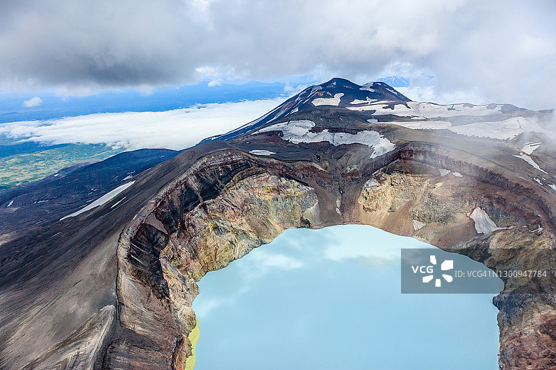小谢米亚奇火山锥及酸性特罗伊茨基陨石坑风光图片素材