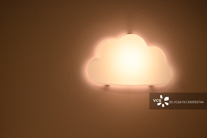 墙上挂着云状的灯图片素材