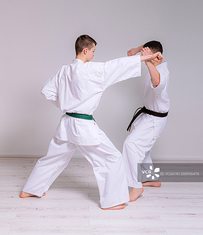 两名青少年进行空手道对打训练图片素材