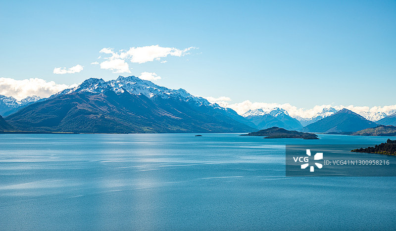 从瓦卡蒂普湖源头看到的迷人景色，新西兰第三大湖泊图片素材