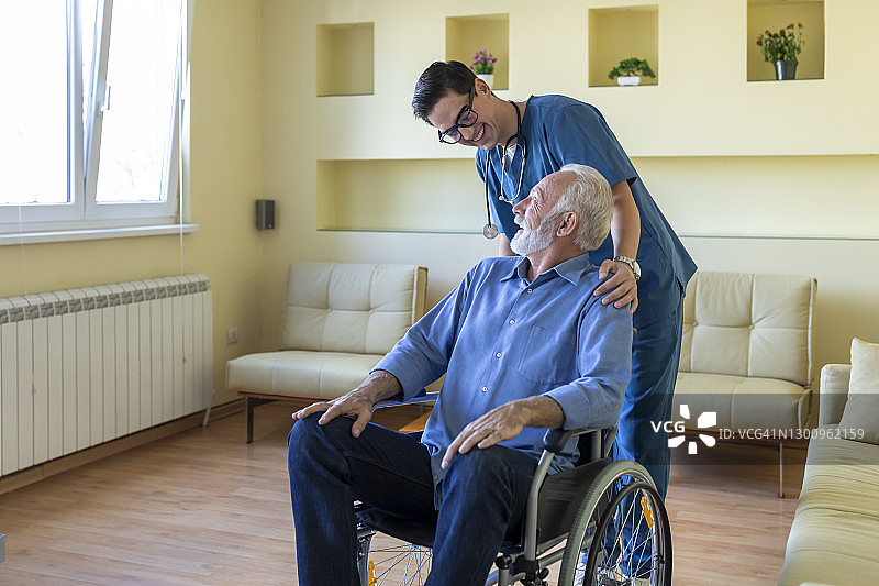 医生帮助坐轮椅的残疾老人图片素材