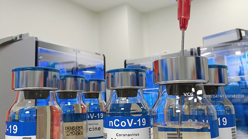 注射器用针头刺穿一瓶COVID-19疫苗的软木塞图片素材