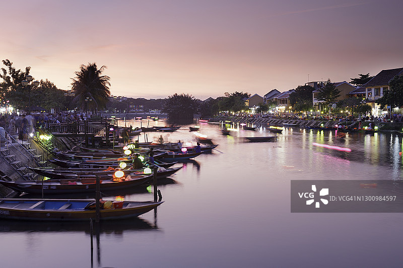 越南会安黄昏时分熙熙攘攘的河边景象图片素材