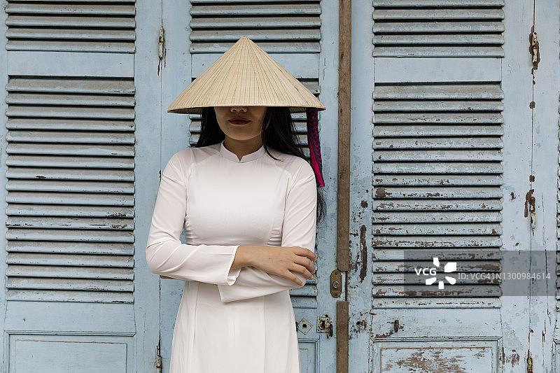 一位穿着越南传统奥黛服的年轻越南女性，在越南会安图片素材
