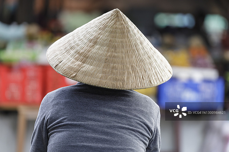 眺望越南会安街道的越南女人图片素材