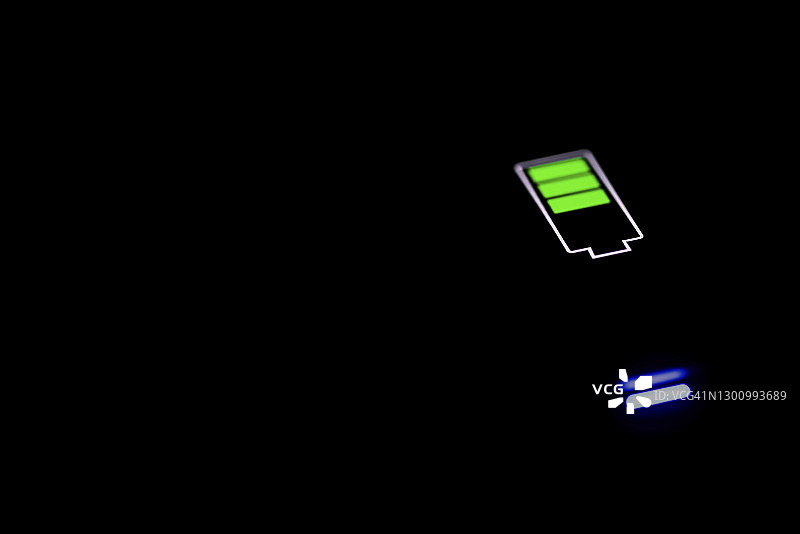 夜间汽车中的电池充电图标图片素材