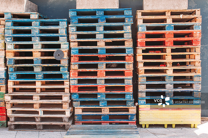 三堆红色和蓝色托盘图片素材