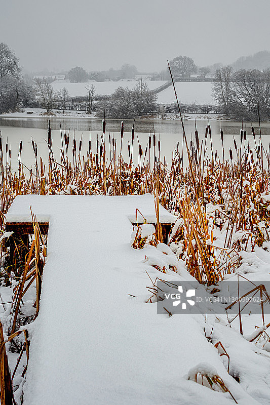 被雪覆盖的小渔船码头图片素材
