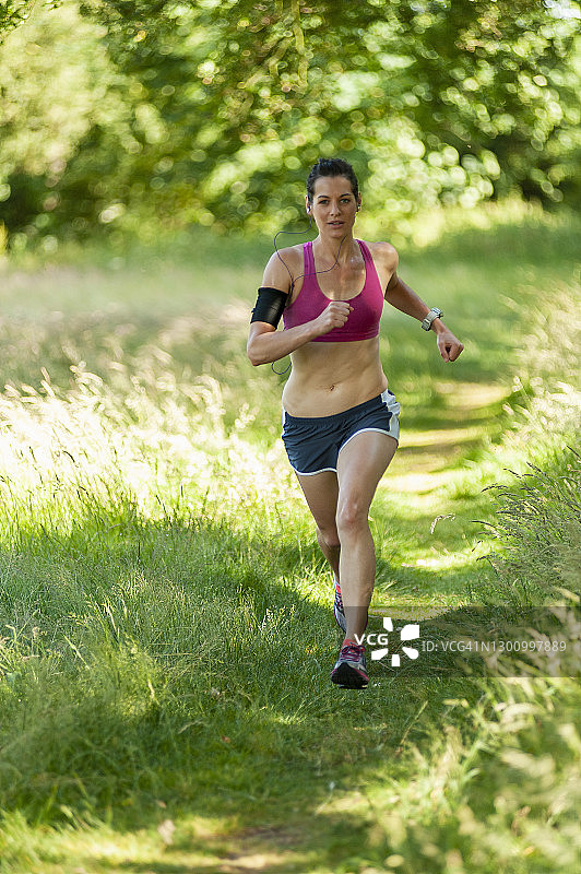 在乡村小路上跑步的女人图片素材