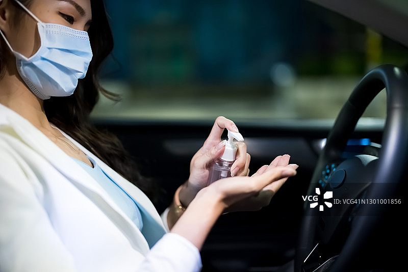 使用洗手液的女商人图片素材