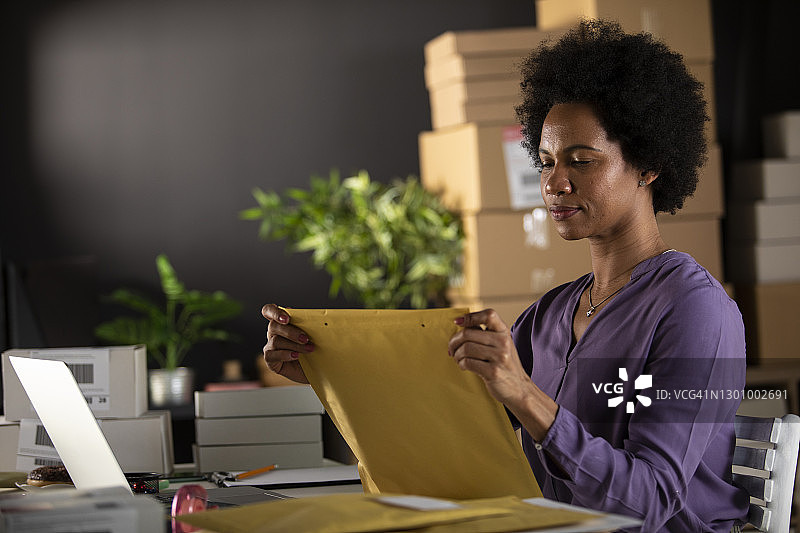 女人正在封客户订单的信封图片素材