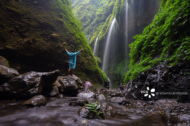 在东爪哇岛玛达卡里普拉瀑布放松身心的旅行者图片素材