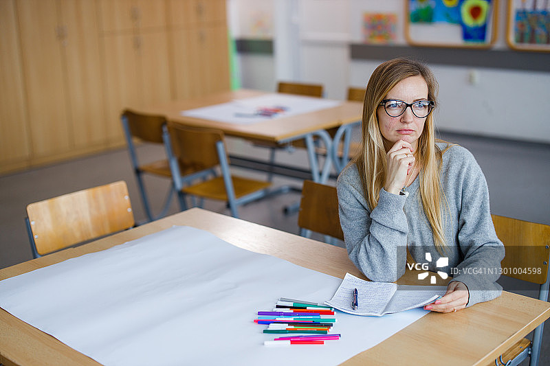 女教师坐在教室里图片素材