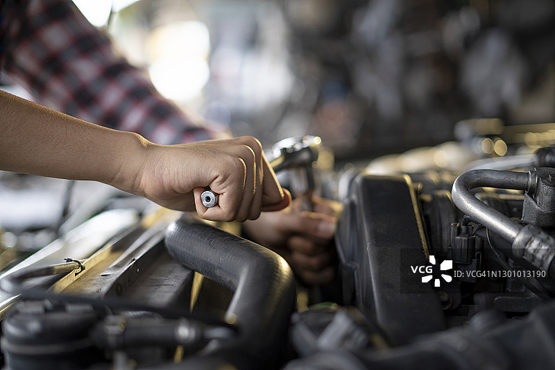 使用棘轮扳手的修理工图片素材