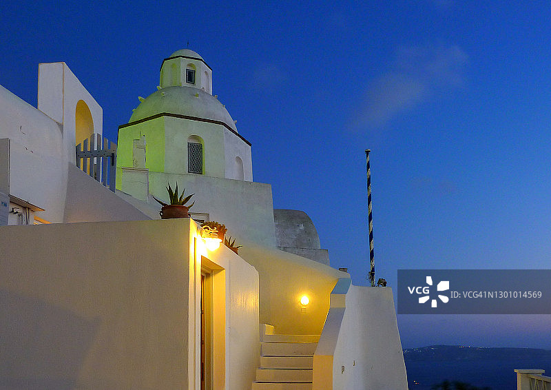希腊圣托里尼岛费拉教堂的傍晚图片素材