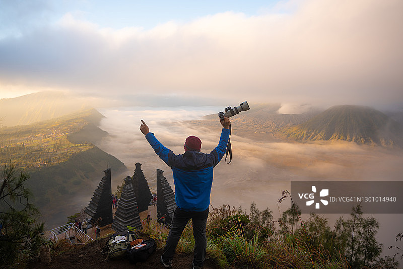 男子站在山顶图片素材