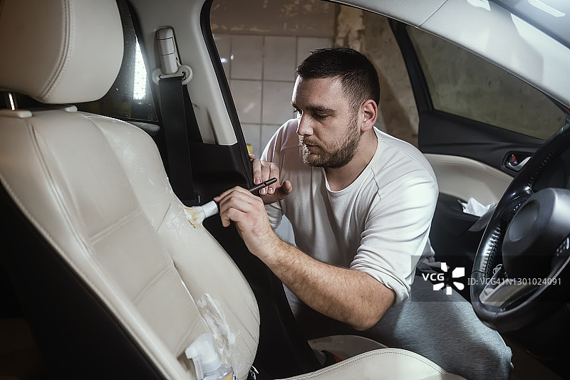 男人清洁皮革汽车座椅图片素材