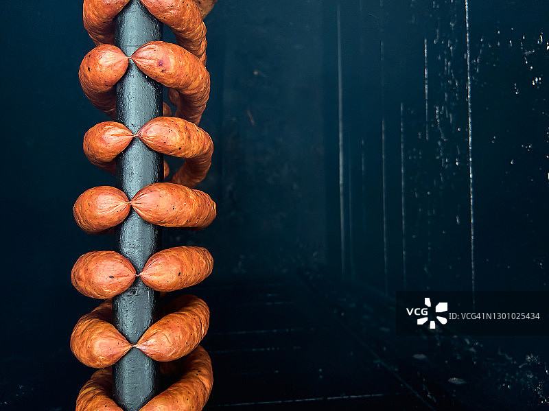 烟熏房中架子上悬挂的香肠图片素材