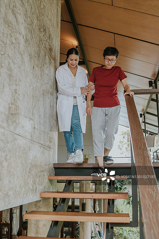 骨科医生上门为患者看诊图片图片素材