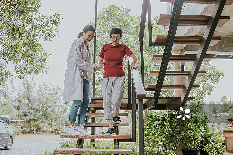 骨科医生上门为患者看诊图片图片素材
