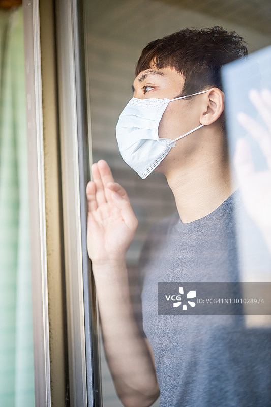 正在自我隔离的亚洲男人图片素材