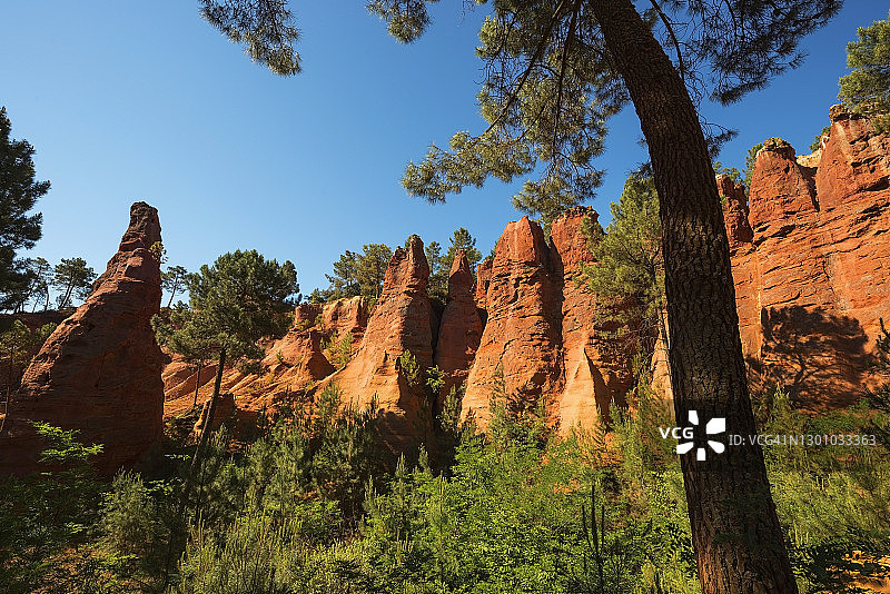 法国鲁西永附近的赭色岩石侵蚀图片素材