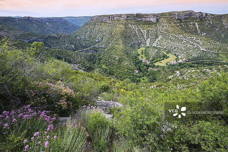 法国塞文山脉纳瓦塞勒斯冰斗图片素材