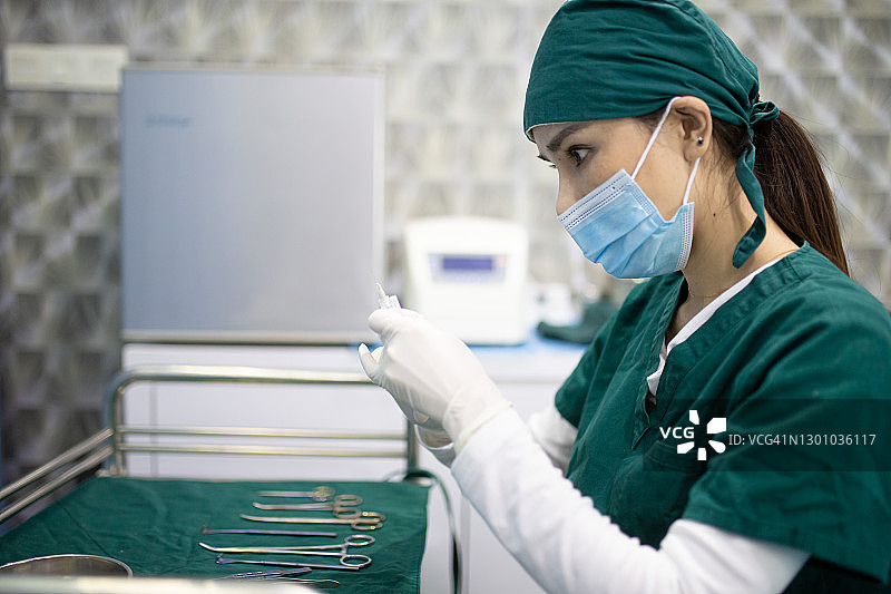 中国女外科医生在手术室准备手术器械图片素材