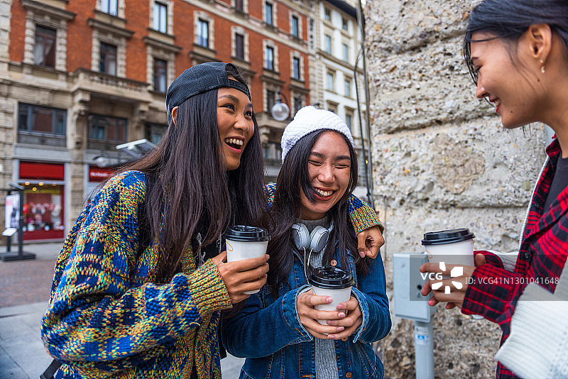 亚洲女游客在城市漫步时享用意大利咖啡图片素材