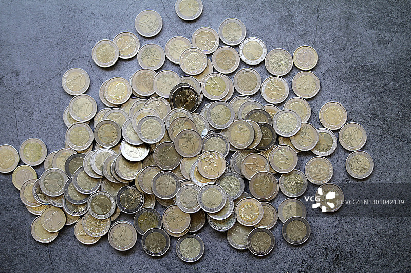 桌上的两枚欧元硬币特写图片素材