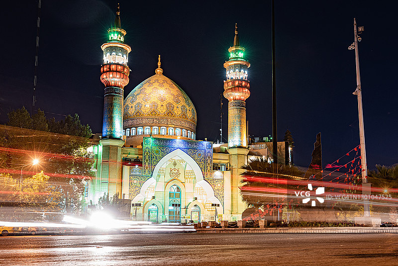 伊朗德黑兰北部贾法尔·萨迪格伊玛目清真寺夜景图片素材