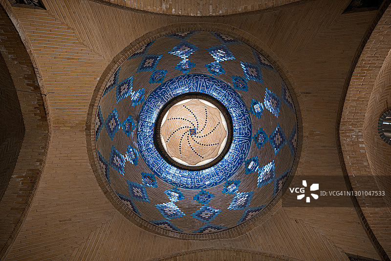 伊朗德黑兰大巴扎交叉路口天花板上的圆形马赛克图片素材