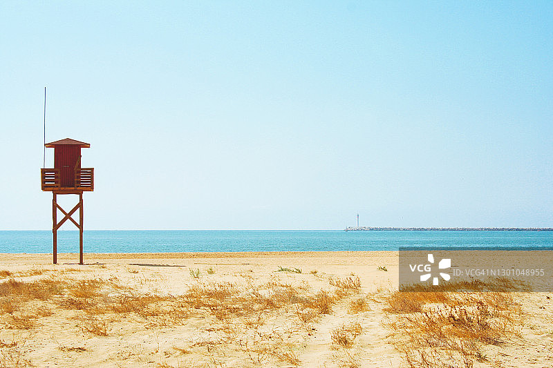 空旷海滩上的救生员小屋图片素材