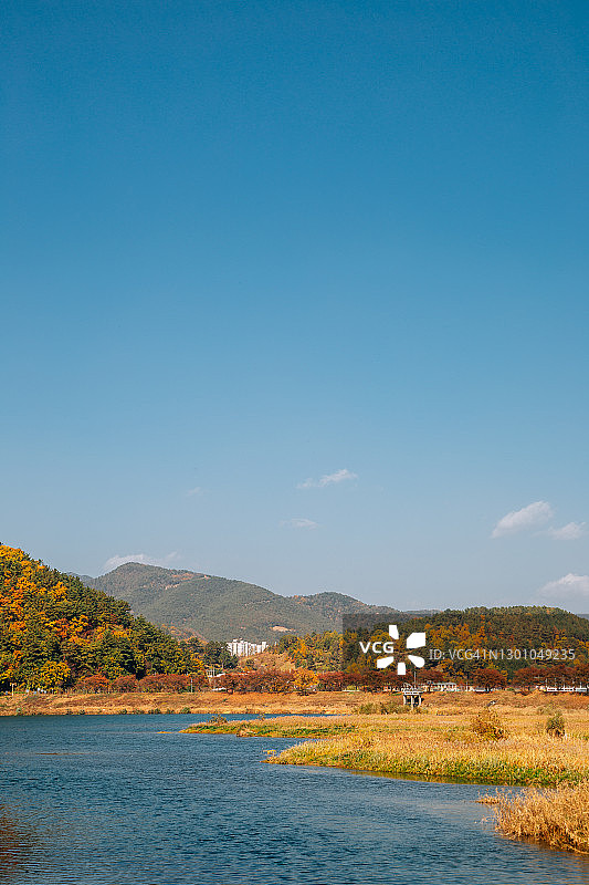 韩国密阳市秋季的密阳江山景图片素材