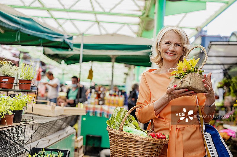 一位妇女在市场买花的肖像图片素材