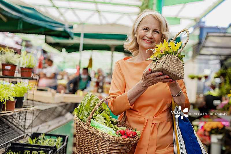 一位妇女在市场买花的肖像图片素材
