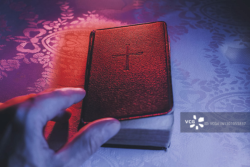 男人伸手拿圣经图片素材