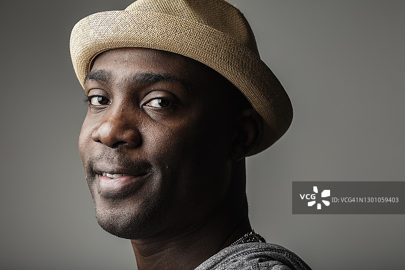 面带微笑的非裔美国男子肖像，看着镜头图片素材