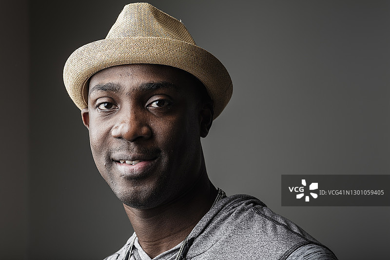 看着镜头的非裔美国男人人像图片素材