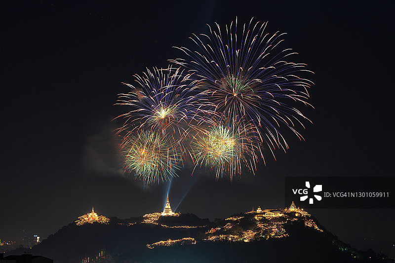 山顶上美丽的烟花和灯光图片素材