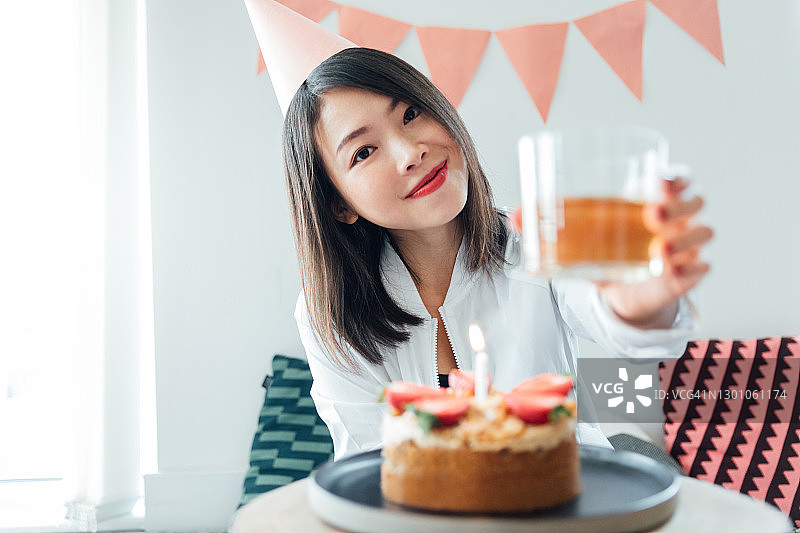 年轻亚洲女性在生日宴会上敬酒图片素材