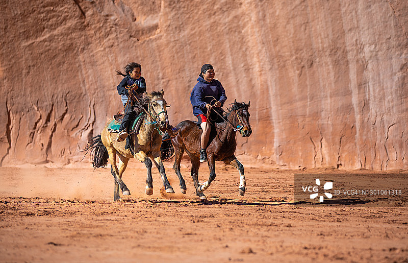 美国亚利桑那州，在马背上飞驰的纳瓦霍族兄弟图片素材