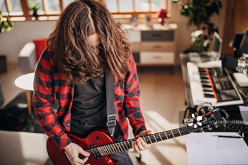 男人用电吉他创作音乐图片素材
