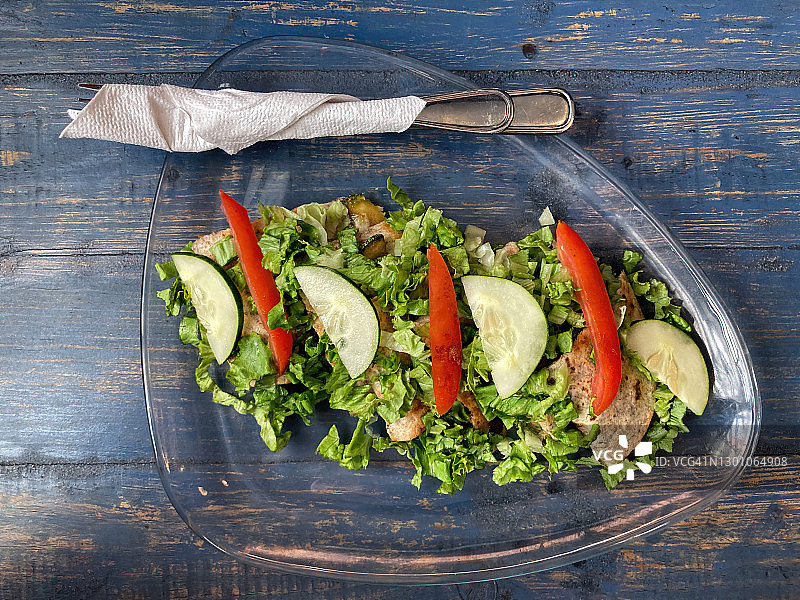 蔬菜墨西哥薄饼配生菜黄瓜番茄图片素材