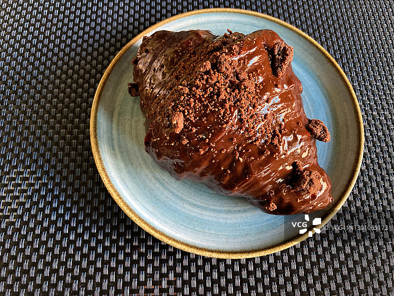 巧克力羊角面包配软糖块，放在编织塑料餐垫上图片素材