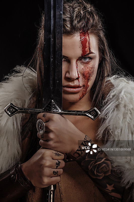 漂亮的黑发维京女人图片素材